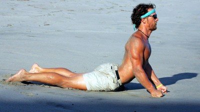 Matthew McConaughey získá každou, na kterou si ukáže. Šarmem, nebo svým vypracovaným tělem?