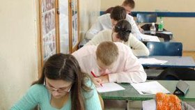 Obavy maturantů se potvrdily. Během let studia jsou na státní maturity nedostatečně připraveni.