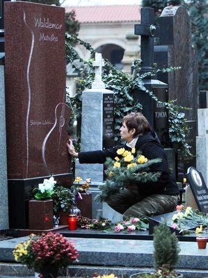 Matušková přijela před Vánocemi na hrob milovaného Waldemara.