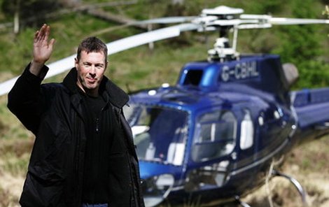 McRae s vrtulníkem na Skotské rallye v květnu 2006. Už tehdy létal bez potřebných dokladů...