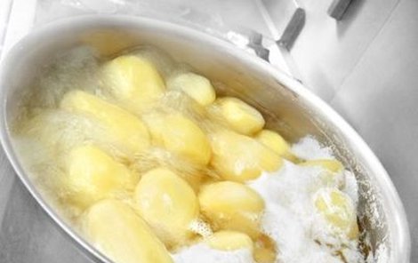 Mdlou chuť starých vařených brambor lze oživit octem nebo bujonem.