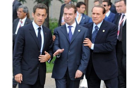 Medveděva podpíral Sarkozy (vlevo) a Berlusconi.