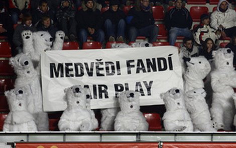 Medvědi fandí fair play a gólman Blažek jim tleská. Hrál ale férově i sudí Paták, když pískl penaltu, z níž Sparta vyrovnala?