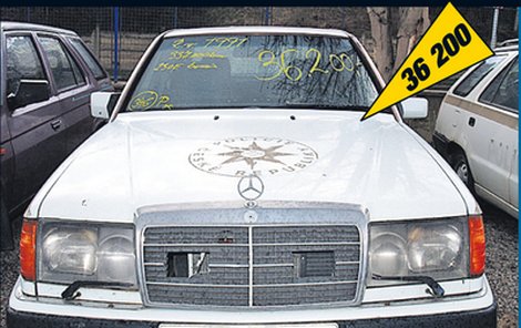 Mercedes z roku 1991 stojí 36 tisíc. Najeto má 337 000 km. Vpředu zůstaly díry po radaru.