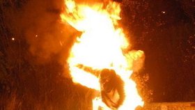 Upálení - demonstrace hrůzné smrti!