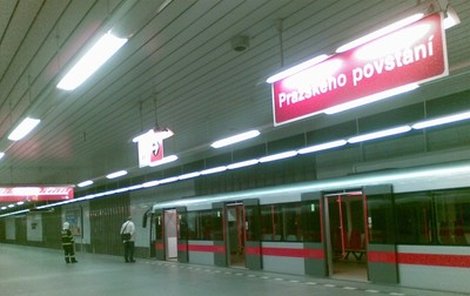 Metro se zastavilo půlkou v tunelu, cestující museli vlak opustit nouzovými průchody.