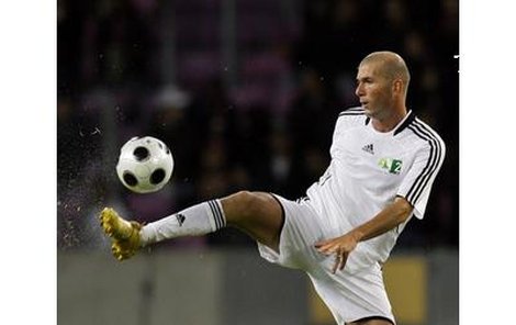 Míč přilepený na noze – ano, to je Zidane.