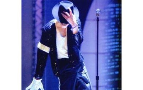 Michael Jackson a jeho pověstná »měsíční chůze«.