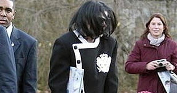 Michael Jackson halí často své děti do šátků a masek