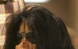 Michael Jackson, který už prodělal desítky plastických operací obličeje a jeho tvář se změnila k nepoznání, si nyní libuje v ženských převlecích a v hotelích se zapisuje pod ženskými jmény…