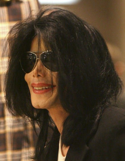 Michael Jackson, který už prodělal desítky plastických operací obličeje a jeho tvář se změnila k nepoznání, si nyní libuje v ženských převlecích a v hotelích se zapisuje pod ženskými jmény…