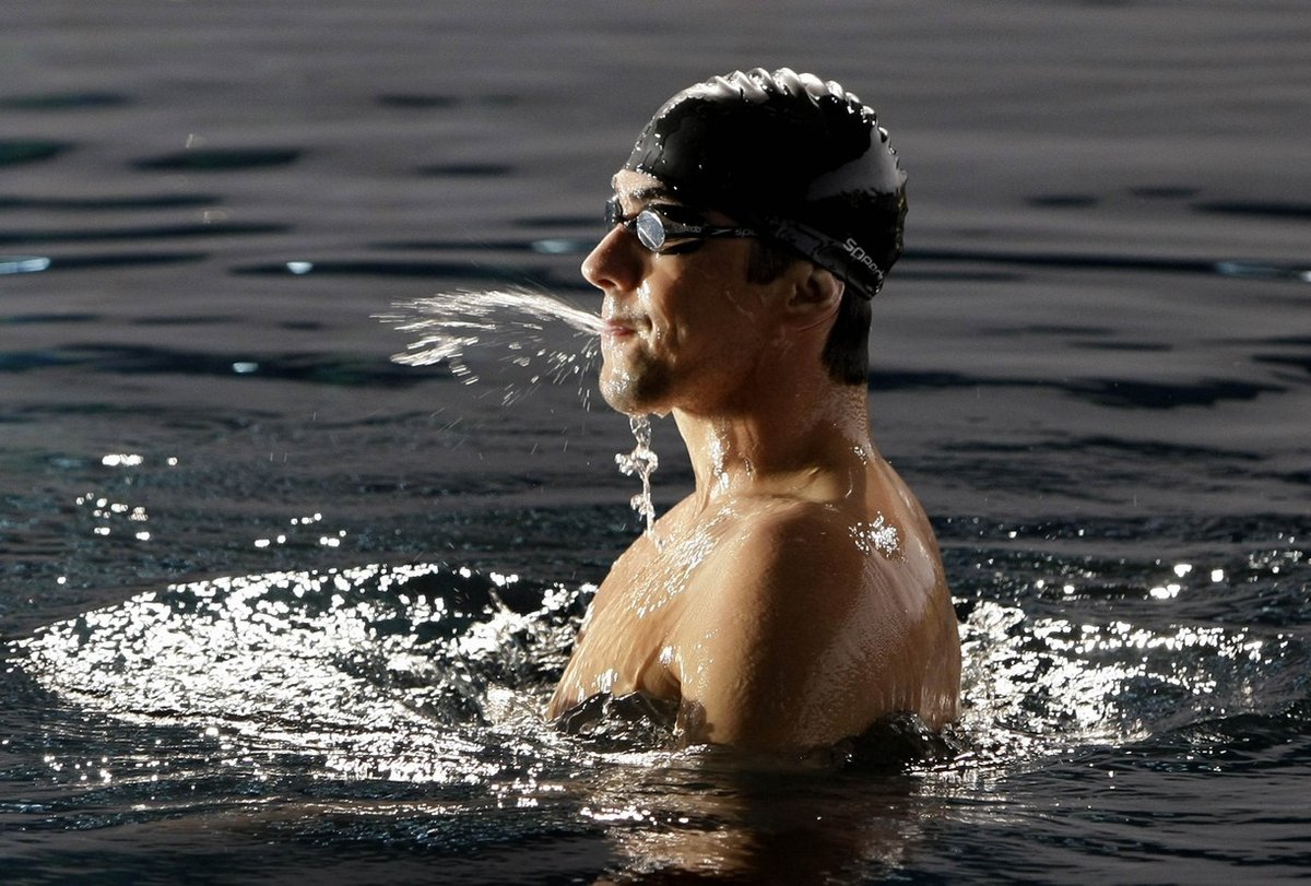 Michael Phelps prskal vodu. Při natáčení toho měl plné zuby.