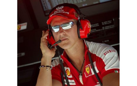 Michael Schumacher měl ve Valencii jet namísto zraněného Massy, avšak zraněný krk ho odsoudil jen k roli diváka a poradce Ferrari. Bohužel…