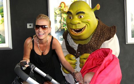 Michaela Ochotská se od malé holčičky nemohla odtrhnout. Její pozornost neupoutal ani obří Shrek.