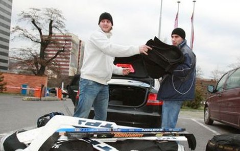 Michal Barinka (vlevo) vykládá spolu se Zbyňkem Irglem kufr ostravského reprezentačního »dostavníku« zn. Audi.