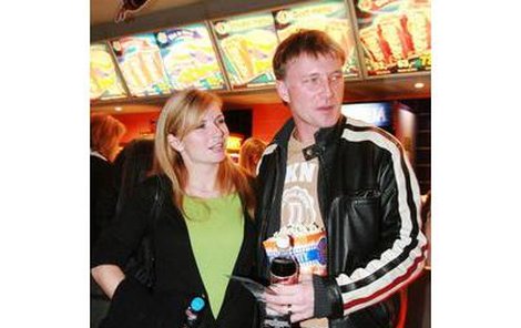 Michal Dlouhý přišel do kina s těhotnou manželkou Zuzanou. 