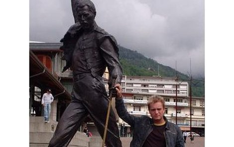Michal Hudček zapózoval u sochy Freddieho Mercuryho.