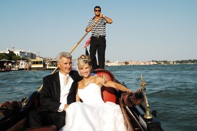 Michal Nesvadba s manželkou v Benátkách.. V bílých šatech se tam skoro nemohla vměstnat.