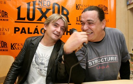 Michal Suchánek (vlevo) a Richard Genzer se na autogramiádě své knihy pěkně pobavili.