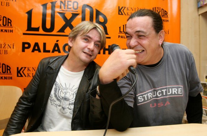 Michal Suchánek (vlevo) a Richard Genzer se na autogramiádě své knihy pěkně pobavili.