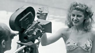 Necudný návrhář, odvážná modelka a atomový výbuch. Louis Réard před 80 lety představil světu bikiny. Necudný návrhář, odvážná modelka a atomový výbuch. Louis Réard před 80 lety představil světu bikiny.