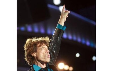 Mick Jagger je na pódiu jako doma. Aby také ne, po čtyřiceti letech vystupování. 