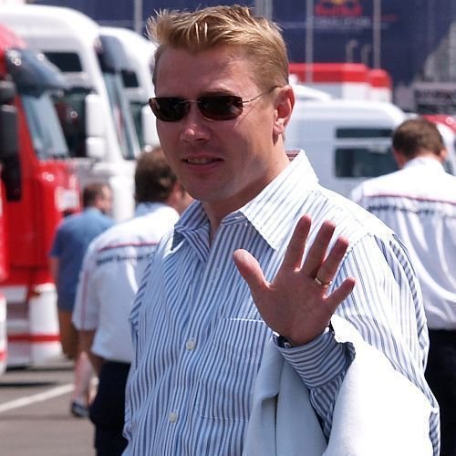 Slavný finský pilot Häkkinen zdraví diváky