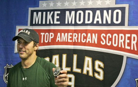 Mike Modano ukazuje puk, který mu pomohl k titulu nejproduktivnějšího Američana.