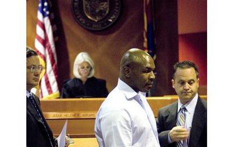 Mike Tyson opouští soudní síň v arizomském městě Mesa. Přísný pohled soudkyně Helene Abramsové (vzadu) pro něj nevěstí nic dobrého…