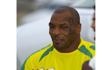 Mike Tyson při nákupu odborné literatury. Objemné svazky v náručí jsou encyklopedie holubů. Dres je brazilský a s natáčením nemá souvislost. Ledaže by v příští sérii TV show chtěl Mike vystupovat coby znalec kanárků...