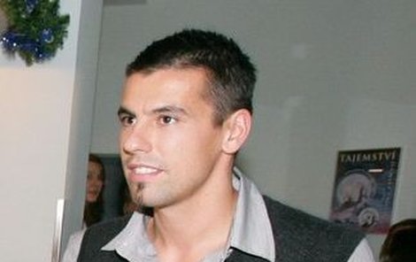 Milan Baroš byl na operaci v Mnichově, zatímco jeho žena si užívala. 