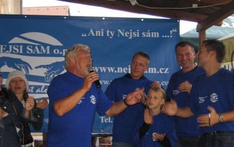 Milan Drobný podpořil turnaj pro nadaci Nejsi sám, pro kterou pracuje i jeho syn Jan (vpravo).