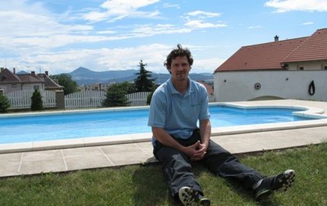 Milan Hejduk vodu miluje. I tu v bazénu, který je vystavěný u domku jeho rodičů v Ústí nad Labem.