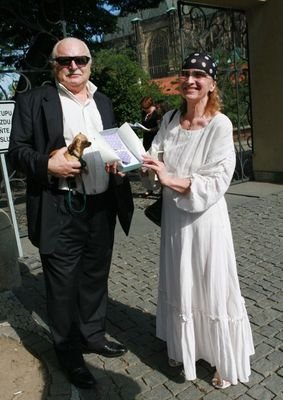 Milan Knížák s manželkou daroval kravatu s růžovými prasátky