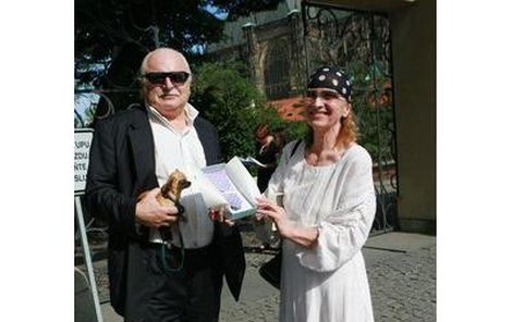 Milan Knížák s manželkou daroval kravatu s růžovými prasátky