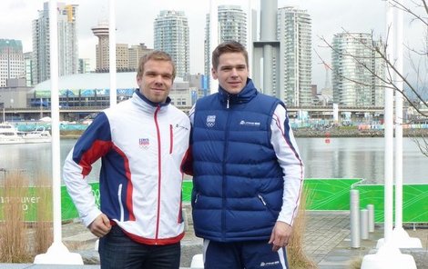 Milan (vlevo) a Zbyněk Michálkové před olympijskou vesnicí. Jejich velký sen – zahrát si spolu – se splnil v reprezentačním dresu, navíc na olympiádě v Kanadě!