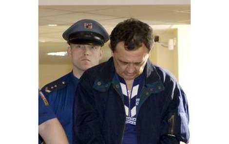 Milana Puhlovského přivedli k soudu policisté spoutaného.