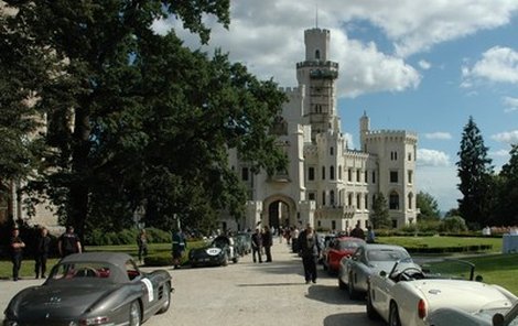 Milionáři zaparkovali svá auta přímo u zámku Hluboká.