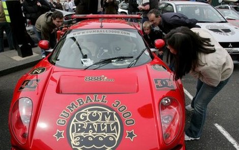 Milionářská auta se dnes představí v České republice. Projede tu závod Gumball 3000.
