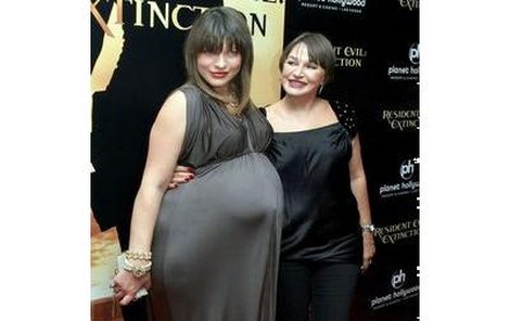 Milla Jovovich: Soudě podle rozměru břicha, čeká asi dvojčata…