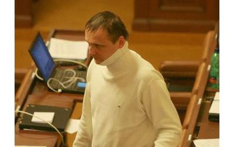 Ministr dopravy Bárta včera překvapil. Vypadal jako vodník Česílko na zabijačce.