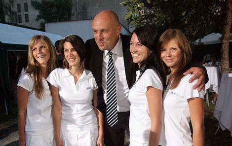 Ministr Julínek řádil se sexy sestřičkami na párty k páté řadě seriálu Ordinace v růžové zahradě.