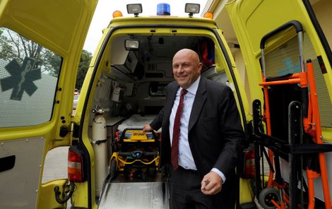 Ministr Julínek zavádí více záchranek a pokuty pro lékaře.