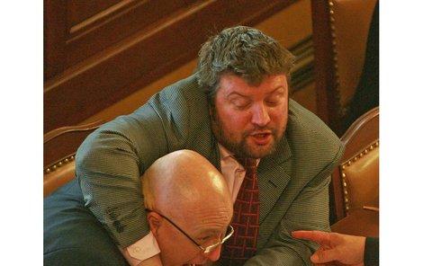 Ministr Řebíček (vpravo) včera ve Sněmovně z legrace chytil Julínka pod krkem.Obrazně to udělali i lidovci, když odmítli jeho zákony.