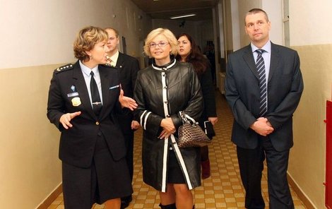 Ministryně (uprostřed) s ředitelkou věznice Martinou Štanglovičovou a šéfem Vězeňské služby Luďkem Kulou.