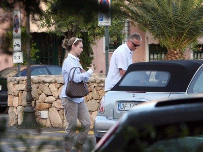 Mirek Topolánek a Lucie Talmanová vyrážejí utrácet peníze. Jezdí na Sardinii v romantickém autíčku Mini Cooper Cabrio. Jenže tohle auto není zrovna nejlevnější. Když si ho budete chtít koupit, připravte si minimálně 700 tisíc korun.