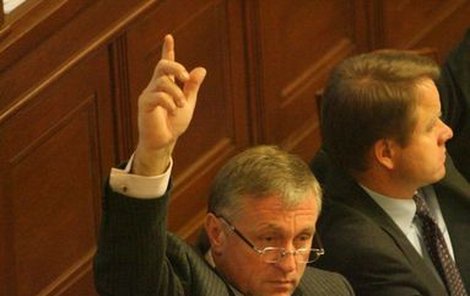 Mirek Topolánek (ODS): „Já takové srandičky dělat nebudu,“ řekl redaktorce MF Dnes. Našemu reportérovi se pak už nepodařilo premiéra vůbec dohnat.