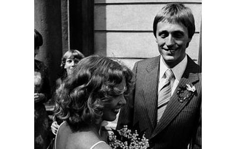 Mirek Topolánek s Pavlou na svatbě před třiceti lety.