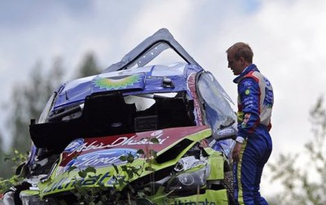 Mírně šokovaný Mikko Hirvonen obhlíží, co zbylo z jeho Fordu Focus WRC.