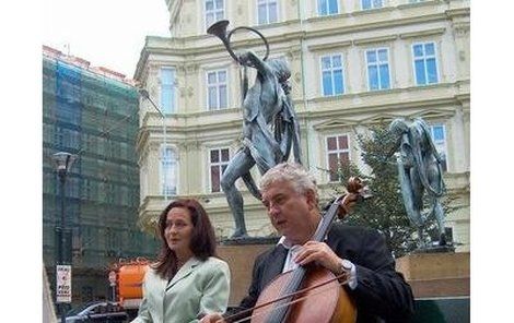 Miroslav Donutil a Simona Stašová natáčeli jednu povídku na pražském Senovážném náměstí.